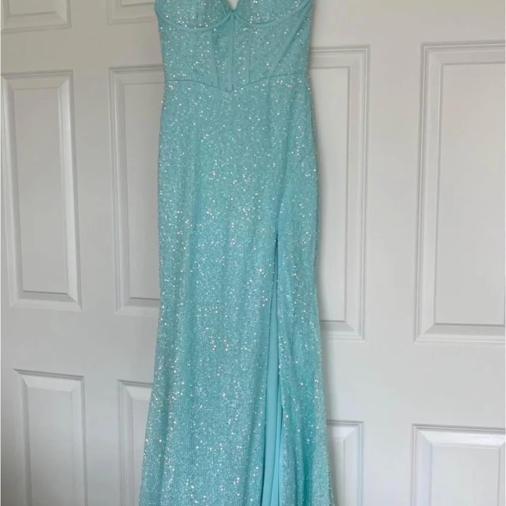 Blue Bodycon Prom Dress with Sweetheart Neckline - Picture 6 of 7